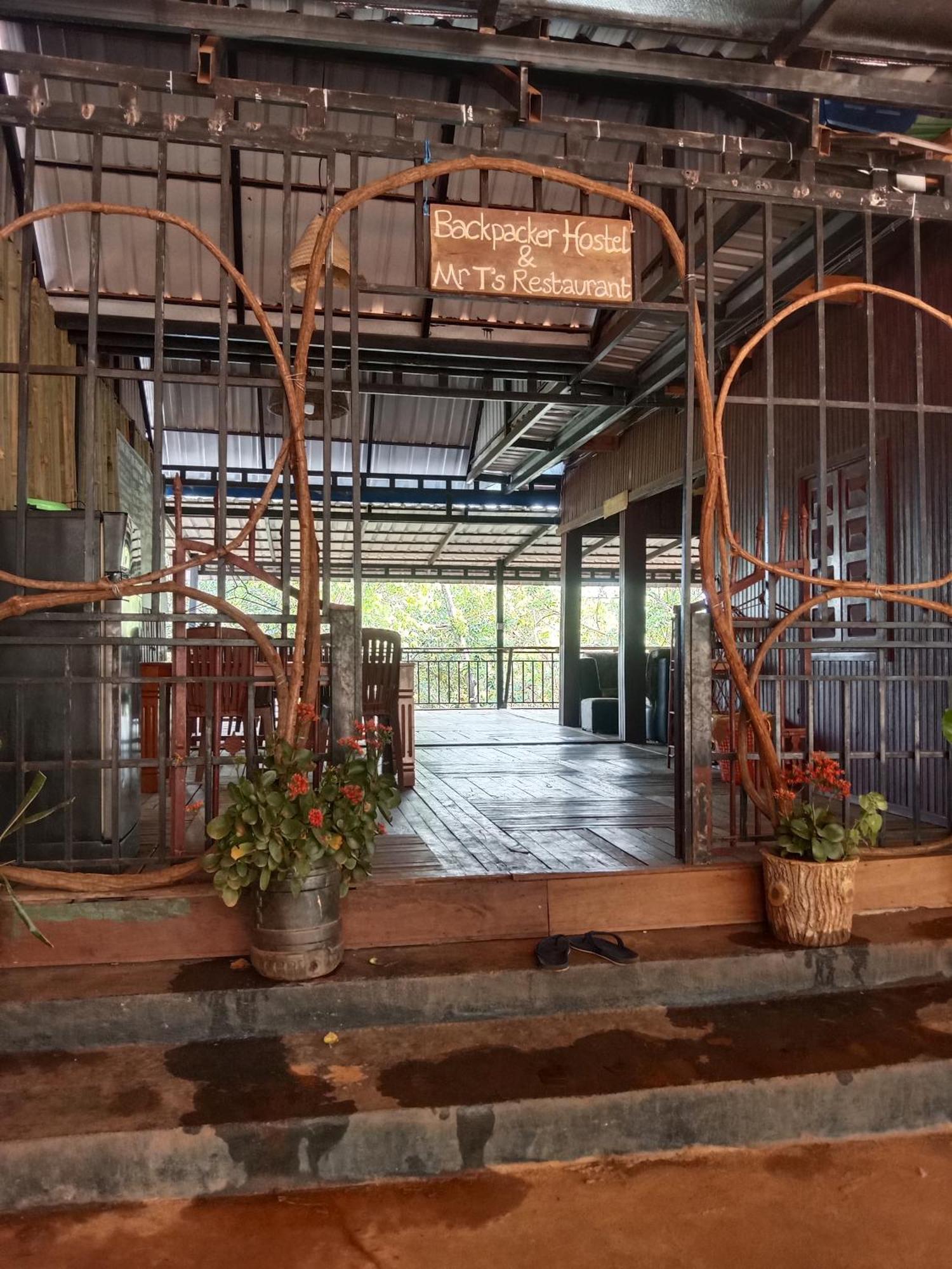 Backpacker Hostel And Jungle Trekking 반룽 외부 사진