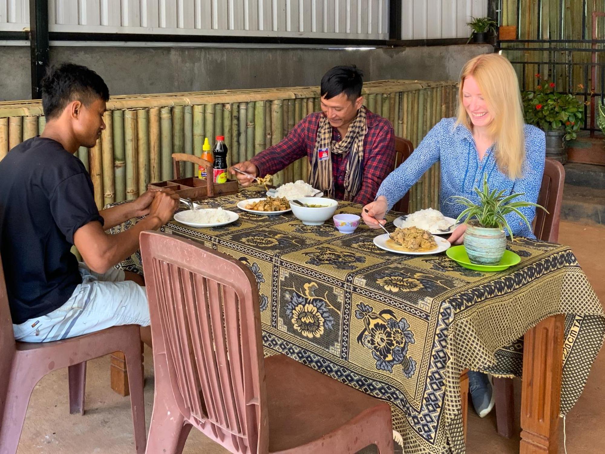 Backpacker Hostel And Jungle Trekking 반룽 외부 사진
