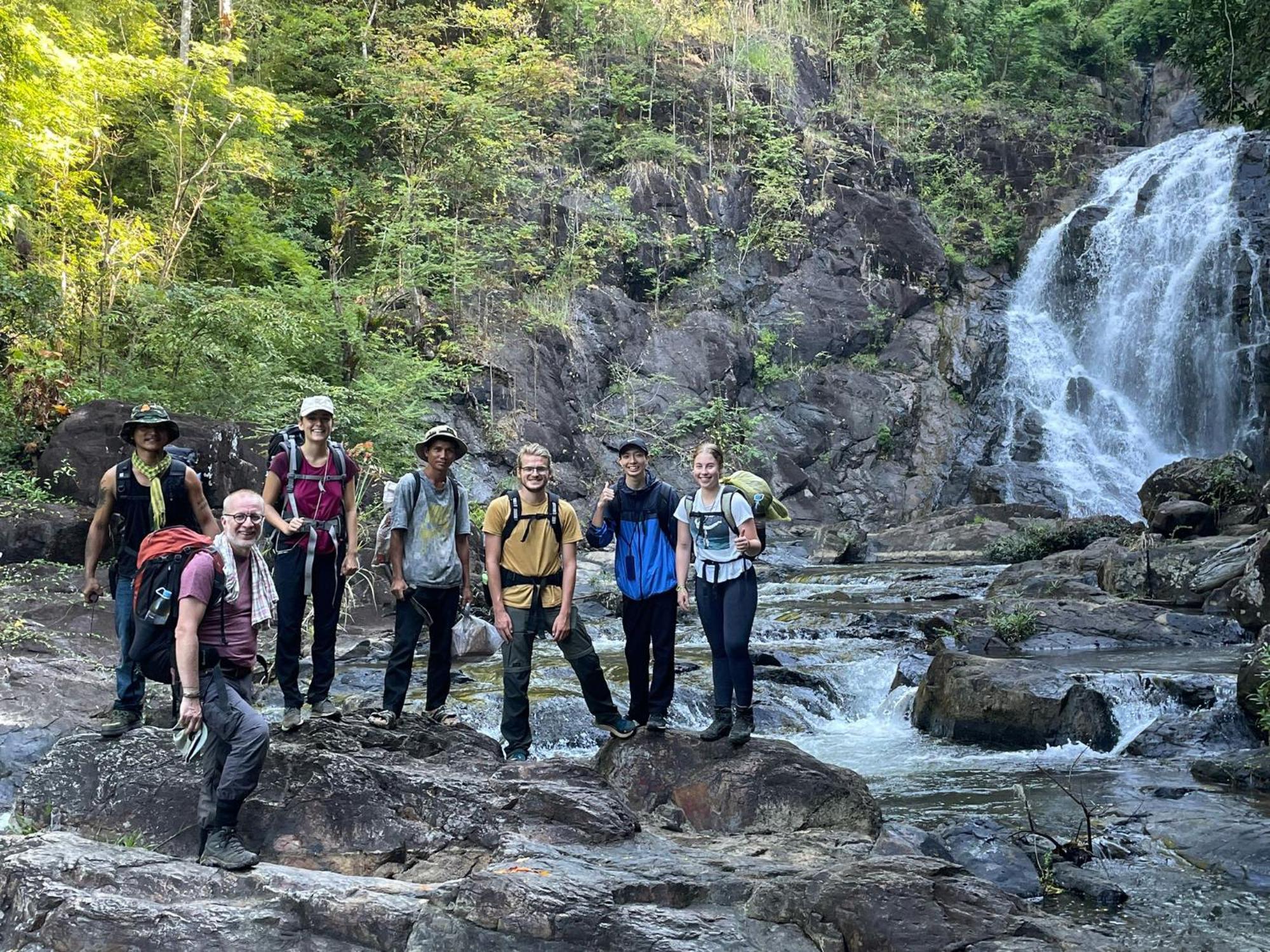 Backpacker Hostel And Jungle Trekking 반룽 외부 사진