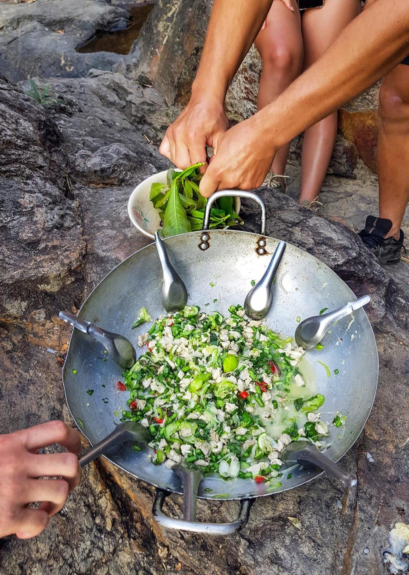 Backpacker Hostel And Jungle Trekking 반룽 외부 사진