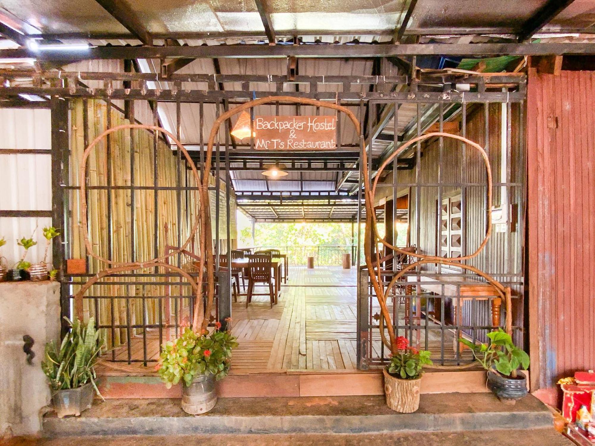Backpacker Hostel And Jungle Trekking 반룽 외부 사진